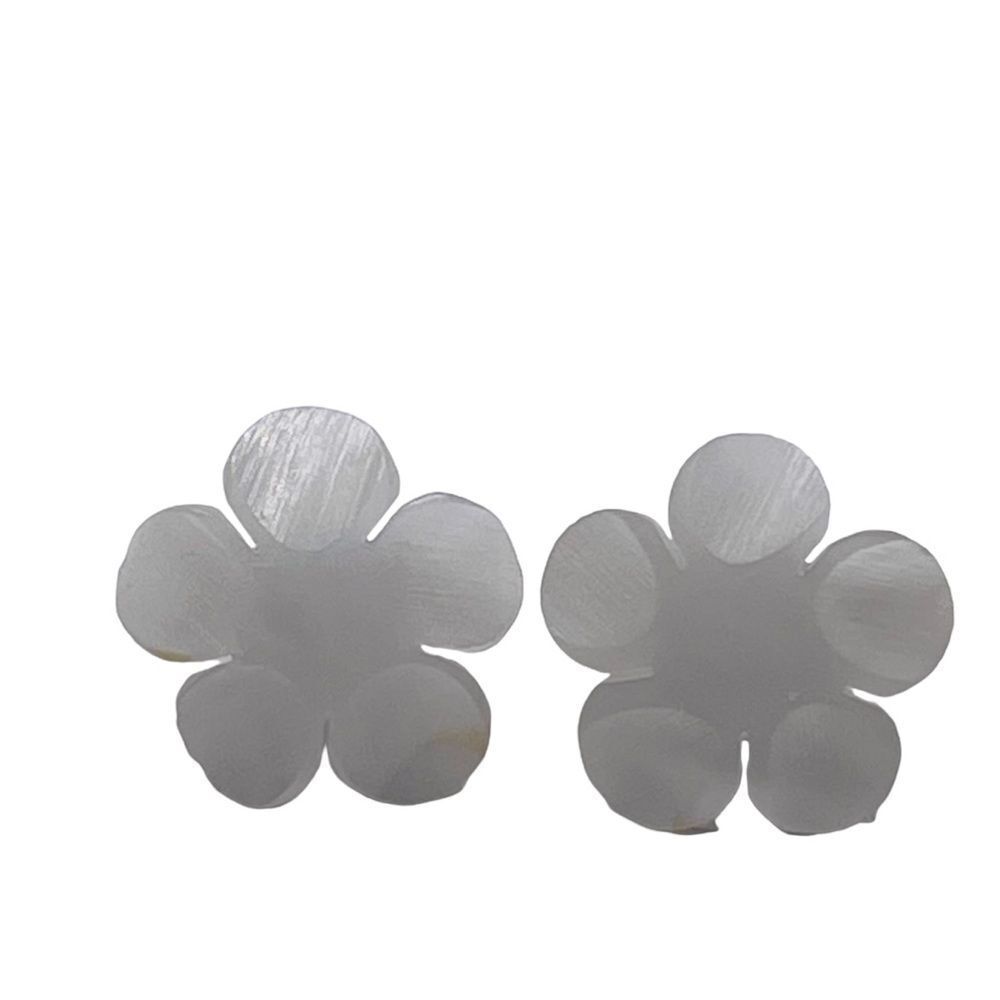 10/$25🦋 NWT Handcrafted White Shell Flower Stud Earrings from Hawaii